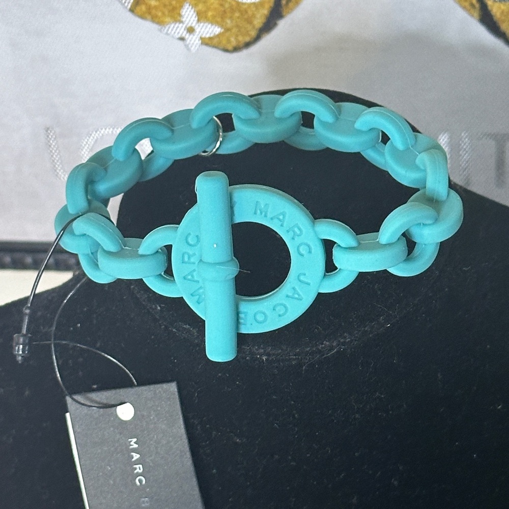 NWT Marc by Marc Jacobs Aqua Lagoon Turnlock Rubber Stretch Bracelet. Ret $32.00
